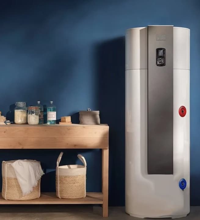 Brauchwasser-Wärmepumpe EVO 200 in einem modernen Hauswirtschaftsraum mit dunkelblauer Wand und Holzregal