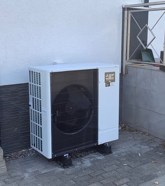 Mitsubishi Electric Ecodan Wärmepumpen-Außeneinheit von Köhler-KKW vor einem Wohnhaus installiert — reale Kundenanlage mit ecodan-Logo